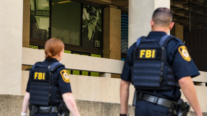 Fbi detains security researcher who joked about hacking his flight