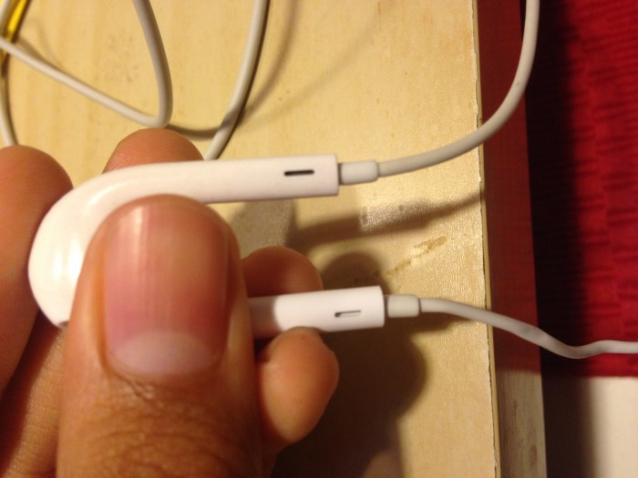 Purported apple store kit for testing in ear headphones seen in leaked photo