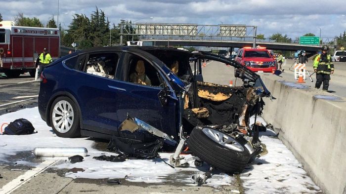 Tesla autopilot crash in china