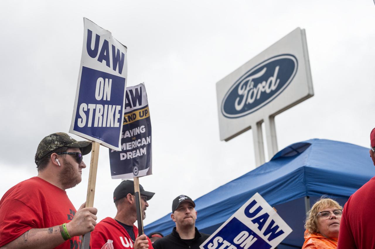 Ford and uaw negotiators reach tentative agreement to end strike