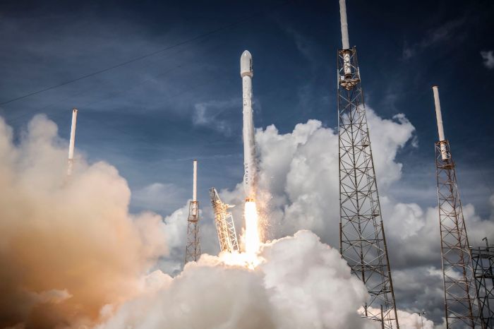 Spacex building facility to refurbish rockets