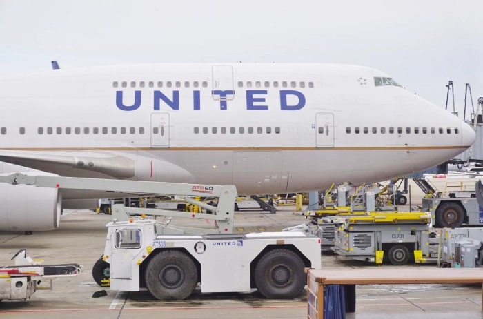 United airlines bans researcher from flying due to joke tweet