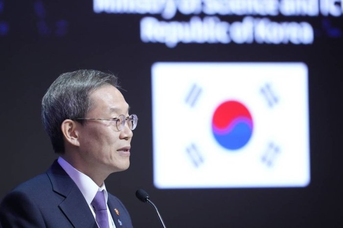 In seoul summit heads of states and companies commit to ai safety