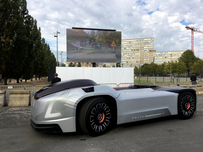 Volvo produces first self driving car for public trial