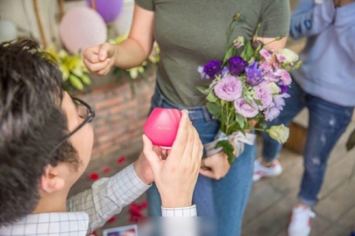 Man propose girlfriend iphone x