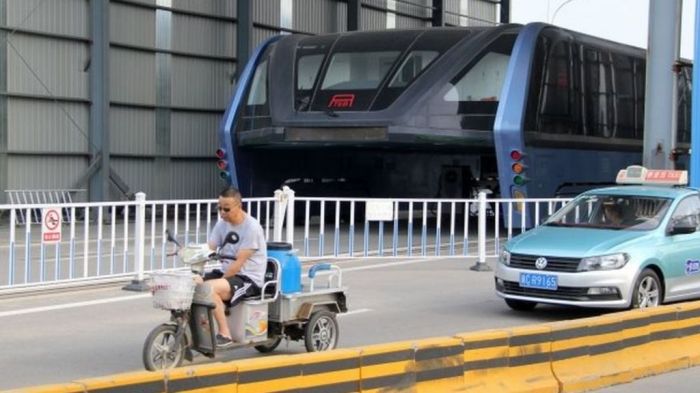 China straddling bus is real