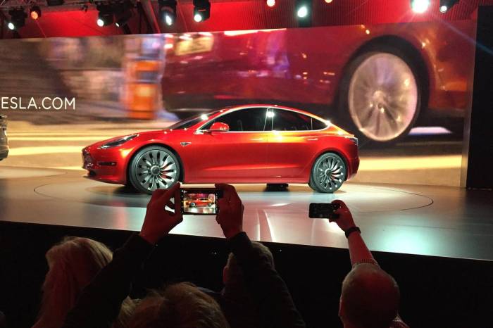 Tesla selling 2 billion in stock to fund model 3 production