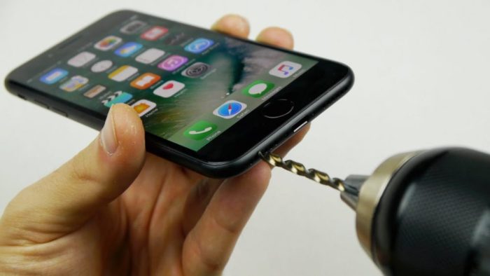 Iphone 7 case brings back headphone jack