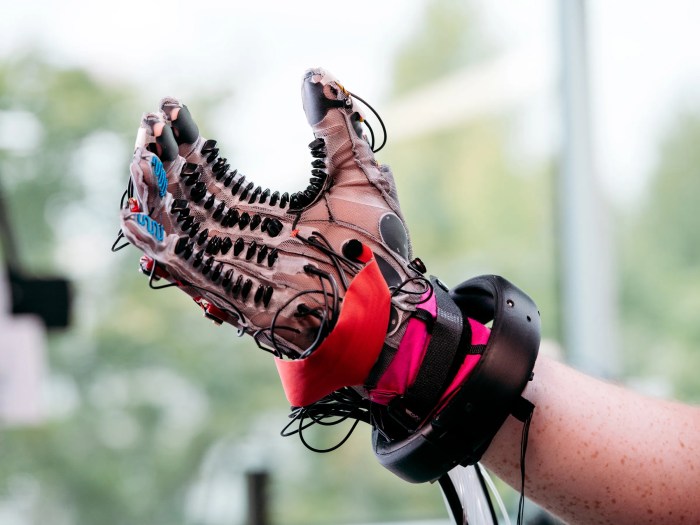 Hands omni haptic glove lets gamers feel virtual objects