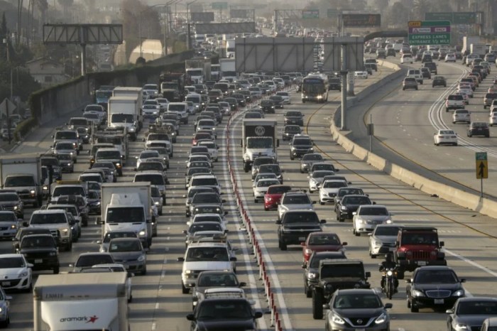 Los angeles partners up with waze hope to cut down traffic jams