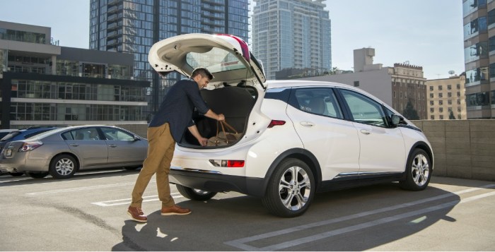 Gm expands maven car sharing service