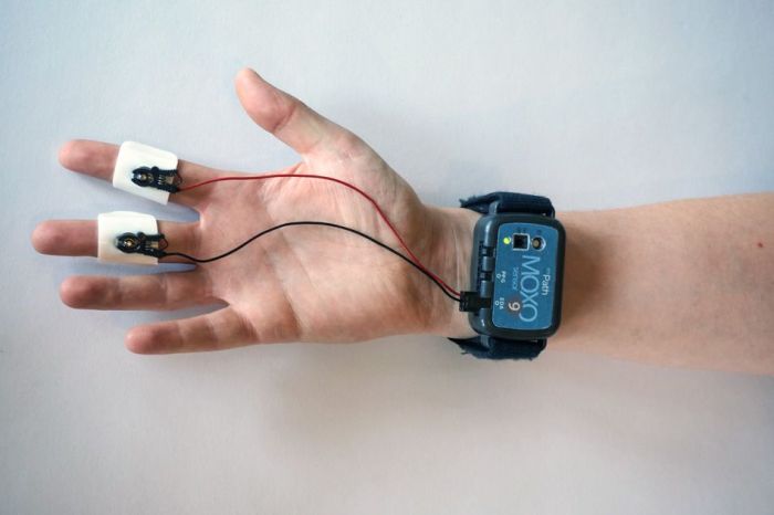 Wearable helps track tremors