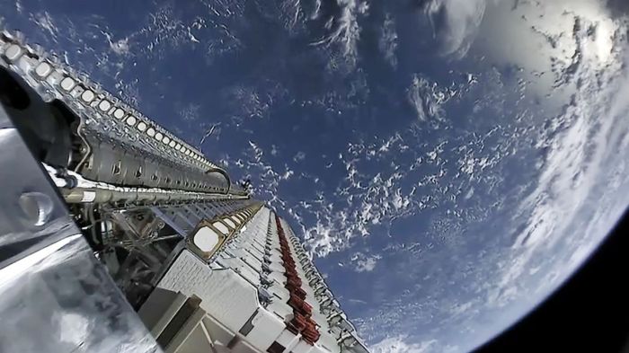 Spacex will deorbit 100 starlink satellites with unidentified flaw