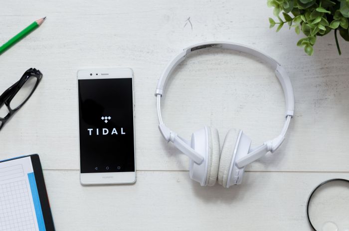 Kanye west calls on apple to buy tidal