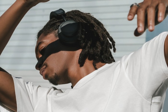 Urbanista integrates powerfoyle tech with solar powered headphones