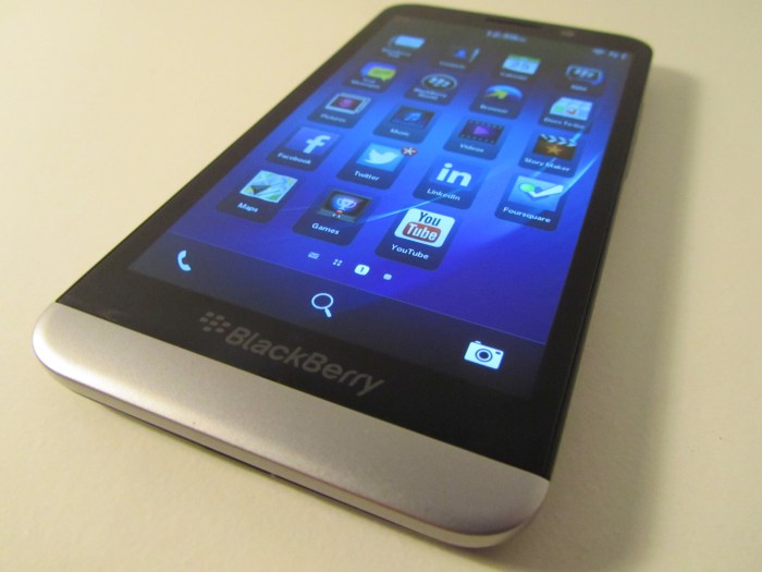 Att compatible blackberry z30 shows up at the fcc