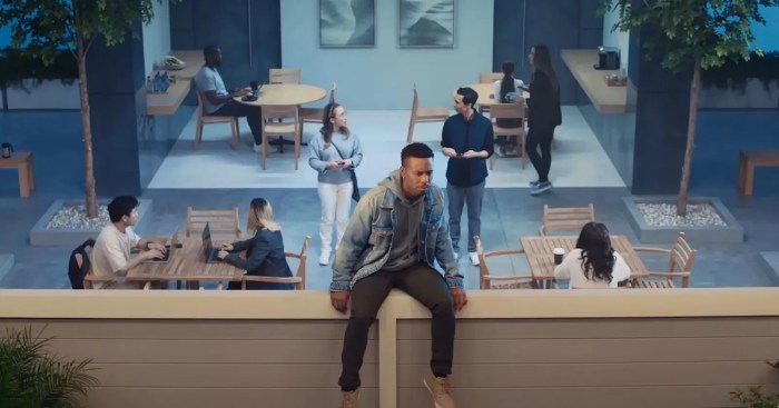 Samsung ad throws shade apple