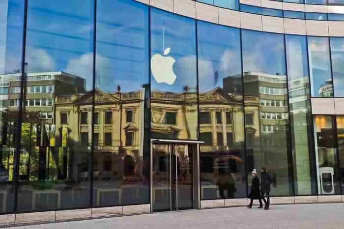 Apple retains top u s smartphone manufacturer spot