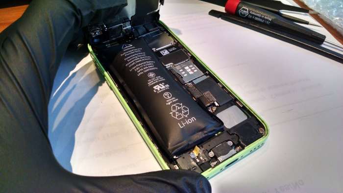 Iphone 3gs battery balloons to verge of exploding