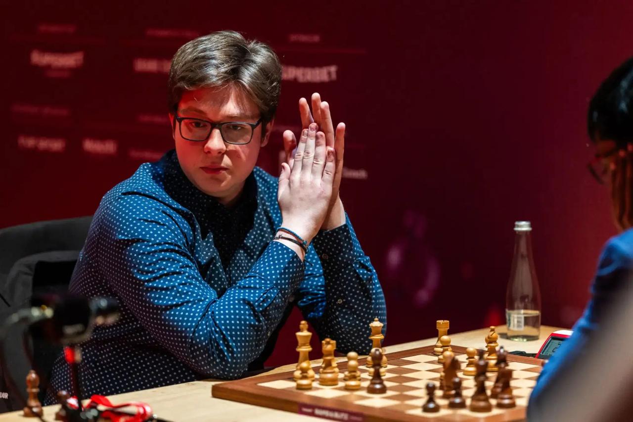 Chess grandmaster uses smartphone to check a move in toilet expelled from tournament