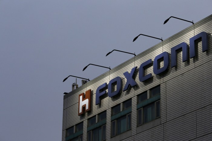 Apple foxconn building iphone in india