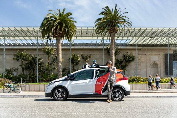 Gm halts production of cruise origin robotaxi amid suspended operations