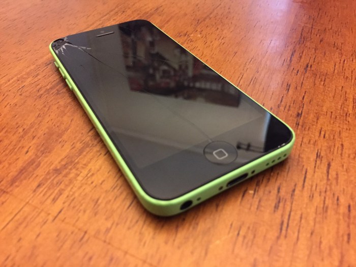 Iphone 5c with damaged screens can be repaired in store