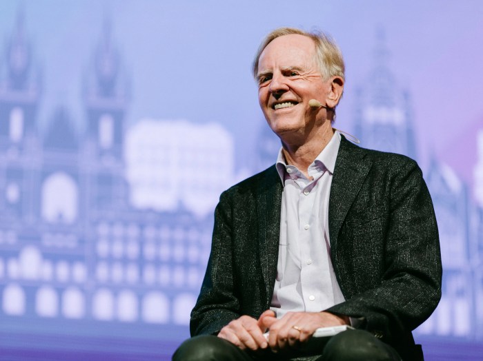 Apples ex ceo john sculley believes john chen can turn blackberry around