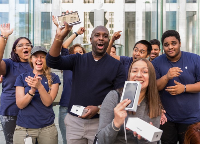 Guys pretend to work at apple recommends microsoft products instead