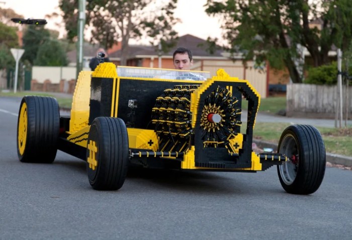 Lego car with plastic pistons actually run