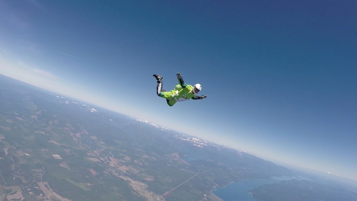 Man jumps from 25000 feet without a parachute you wont believe what happened next