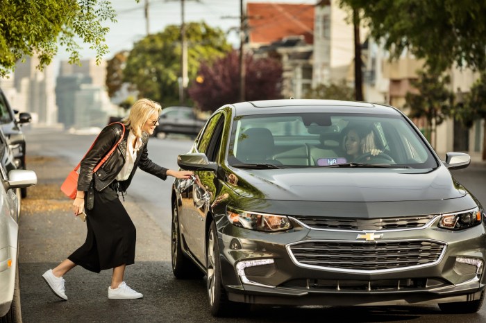 Lyft suspends carpool service