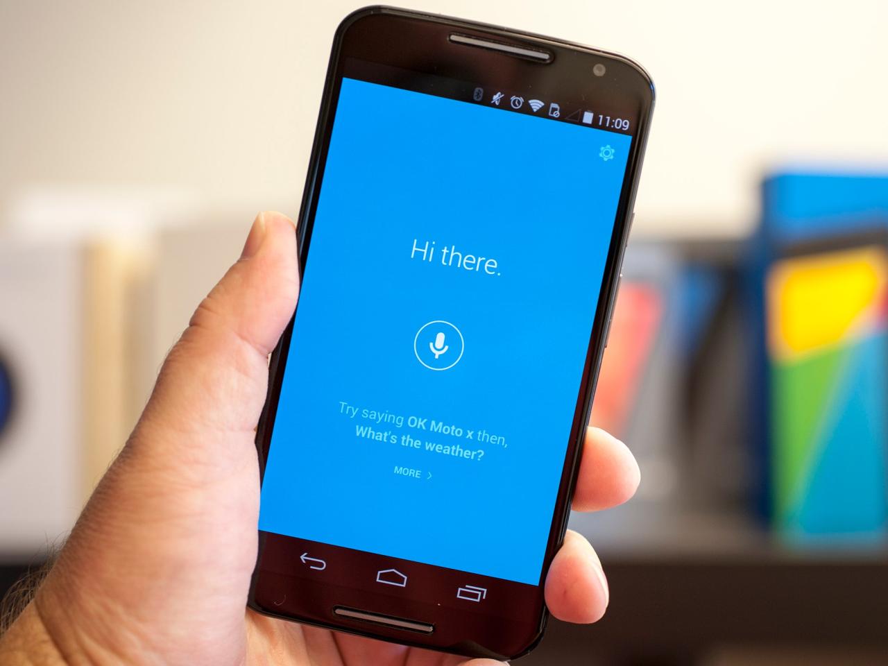 Motorola offers free moto hint with moto x purchase