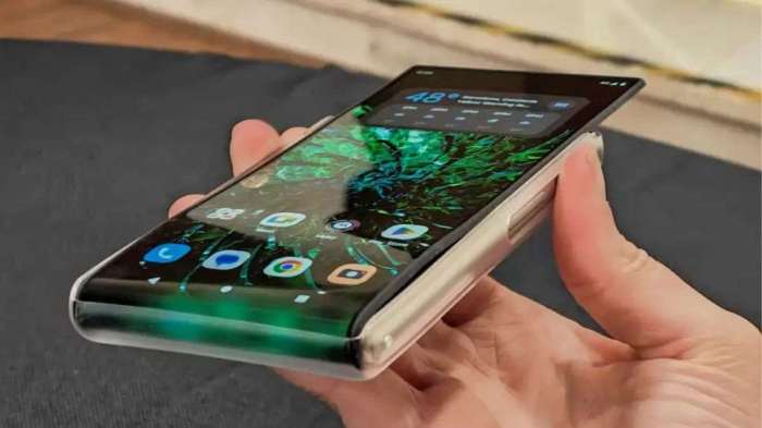 Mwc 2024 motorolas rollable concept phone laughs at your silly foldable