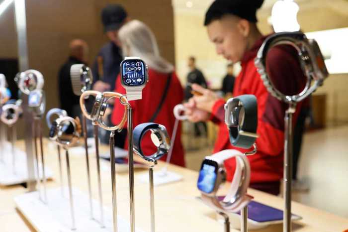 Apple watch orders to remain exclusively online through may