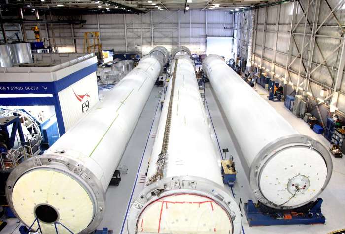 Spacex building facility to refurbish rockets