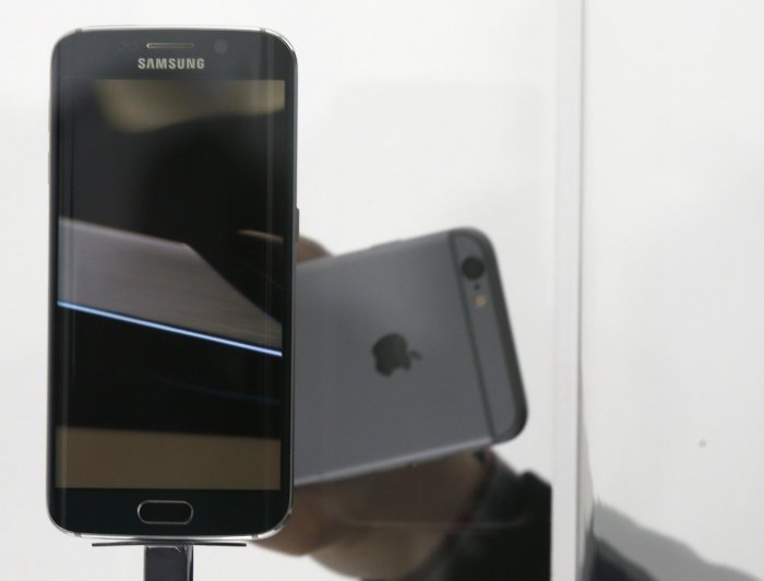 Samsung galaxy s6 edge versus iphone 6 in drop test