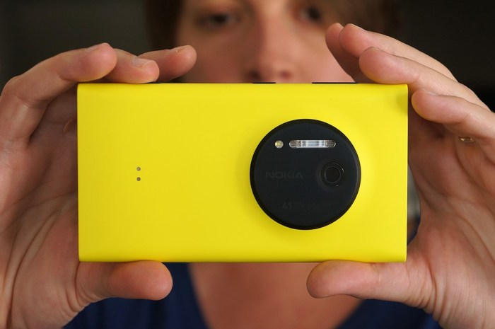 Nokia lumia 1020 used to document underwater diving mission