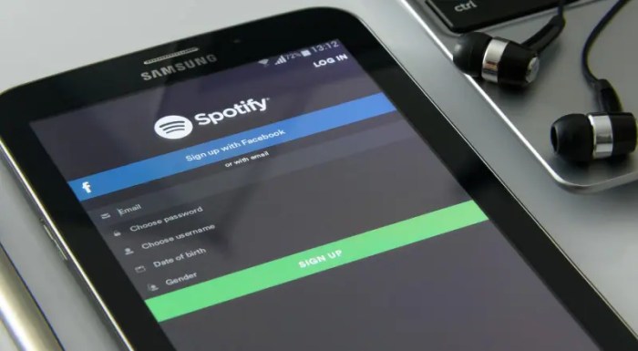 Spotify hard time negotiating deals with labels