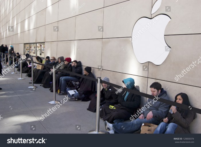 Customers already lining up outside boutiques for the apple watch