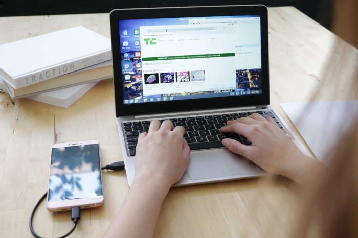 Superbook transforms your android smartphone into a laptop