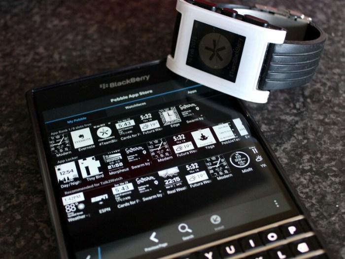 Talk2watch pro brings bbm notifications onto pebble