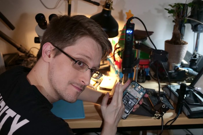 Snowden launches smartphone app protect laptop